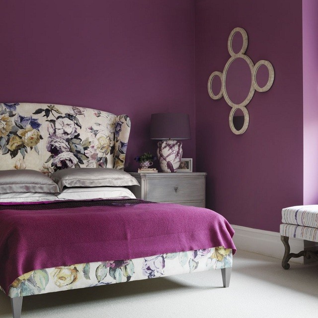 phòng ngủ màu tím với họa tiết hoa lá