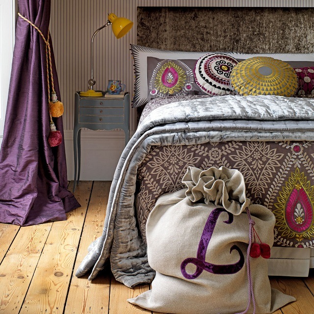 phòng ngủ màu sắc và hoa văn màu tím