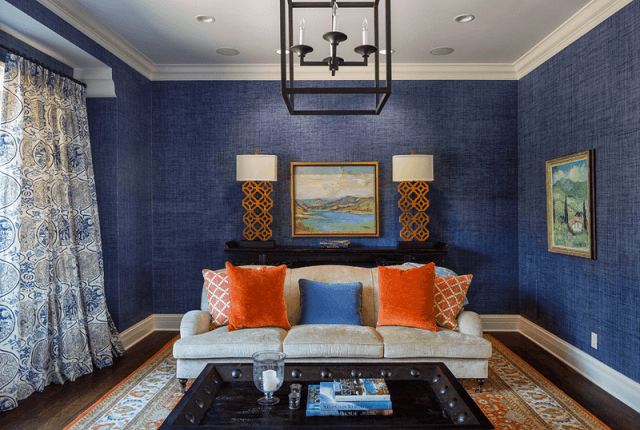 phòng khách với thảm màu xanh