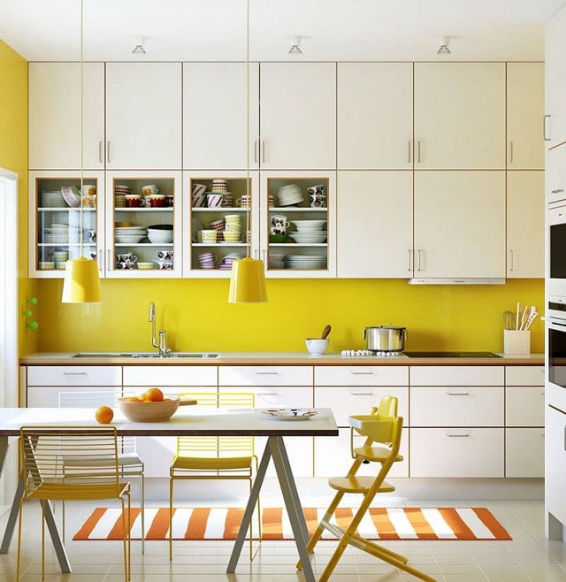 Tủ bếp theo màu trắng và vàng nhìn vừa độc đáo và hấp dẫn