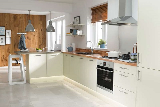 Dùng tủ cùng màu với sơn tường giúp không gian tổng thể thêm thoáng, hài hòa hơn