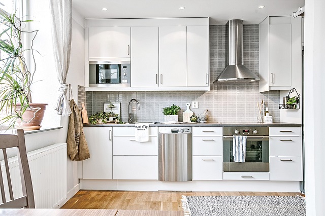 Tủ bếp được thiết kế cạnh cửa sổ giúp tận dụng ánh sáng tự nhiên tối đa khi nấu nướng