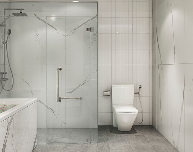 Phòng tắm được thiết kế trắng sáng, sạch sẽ với vách kính trong suốt, sang trọng.