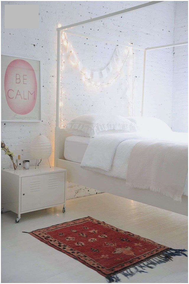 Trang trí đèn nhấp nháy treo trên khung giường