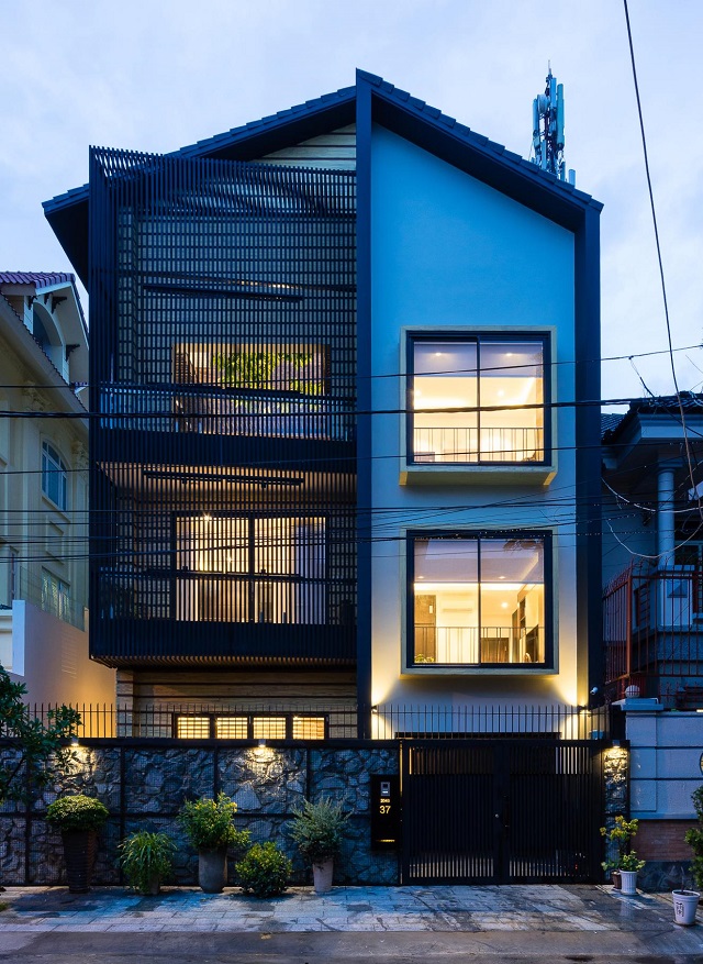 Dốc cao chạy thẳng vào nhà