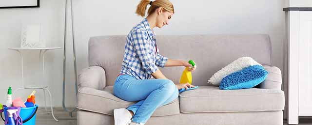 Làm sạch sofa nỉ bằng chất tẩy chuyên dụng