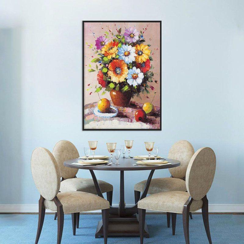 Tranh tĩnh vật bình hoa mang đến nét đẹp thanh lịch và cảm giác thư thái cho "trái tim" của ngôi nhà.